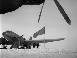 Научно-исследовательская дрейфующая полярная станция «Северный полюс-3». Самолеты высокоширотной экспедиции на одной из своих стоянок во льдах. Источник: МАММ / МДФ / Яков Рюмкин