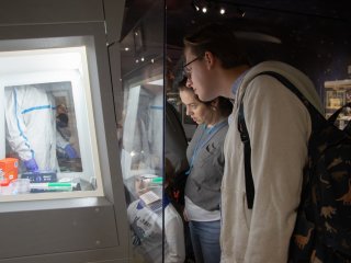 Открытие выставки «Микробы: мы были первыми в космосе». Фото: Ида Новикова / «Научная Россия»