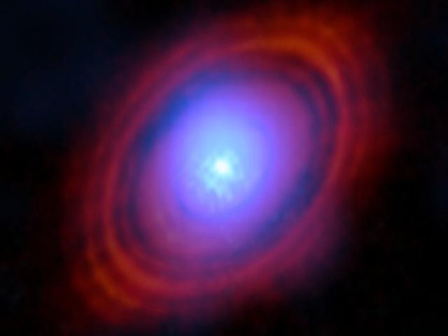 Астрономы обнаружили водяной пар в диске вокруг молодой звезды именно там, где, возможно, формируются планеты. На этом снимке новые наблюдения с помощью большой миллиметровой/субмиллиметровой антенны Atacama (ALMA)
