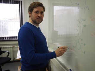 Дмитрий Кронберг проводит расчеты. Источник Дмитрий Кронберг