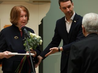 Лауреатов премии OGANESSON–2025 наградили в зале Микеланджело Пушкинского музея. Фото: Николай Малахин / Научная Россия