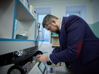 Д.В. Абрамочкин в лаборатории по изучению клеточной электрофизиологии сердца. Фото: Елена Либрик / «Научная Россия»