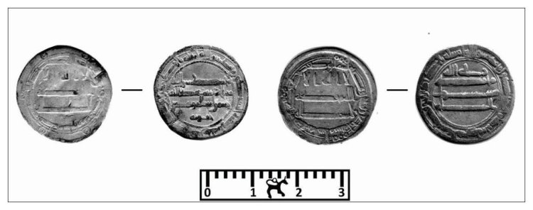 Слева направо: дирхам, Аббасиды, Харун ар-Рашид, Мадинат Нисабур, 193 г.х. (808/809 год);дирхам, Аббасиды, ал-Амин, Мадинат ас-Салам, 194 г.х. (809/810 год). Источник: ИА РАН