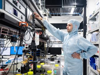 Научный сотрудник центра квантовых коммуникаций Национальной технологической инициативы НИТУ МИСИС, кандидат физико-математических наук Алексей Невзоров. Фото: Сергей Гнусков / пресс-служба НИТУ МИСИС