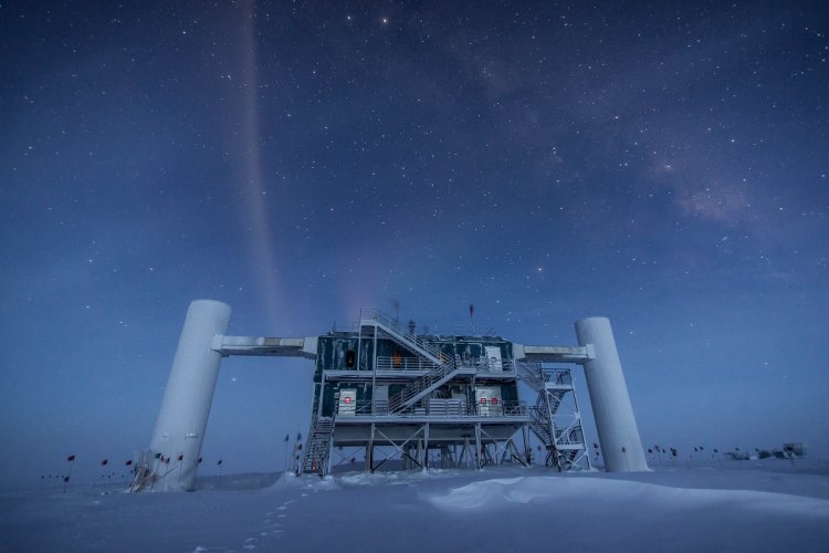 Специальный подледный телескоп IceCube, построенный в Антарктиде.