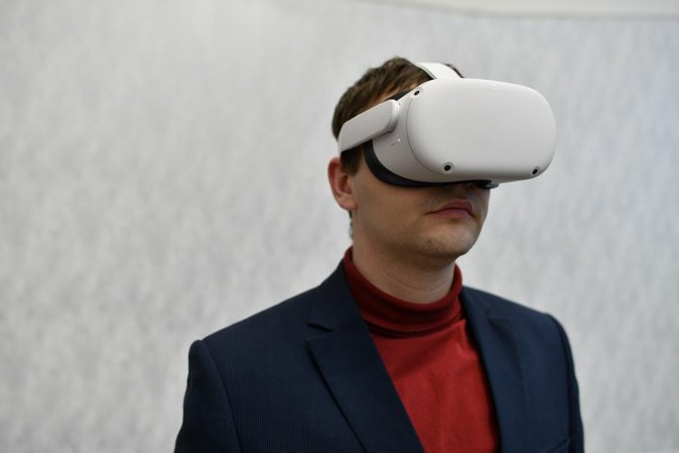 Николай Голубев в очках Oculus Quest 2
