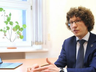 Под руководством Сергея Звонарева ученые создают новые структуры или замещают атомы алюминия. Фото: Владимир Петров.