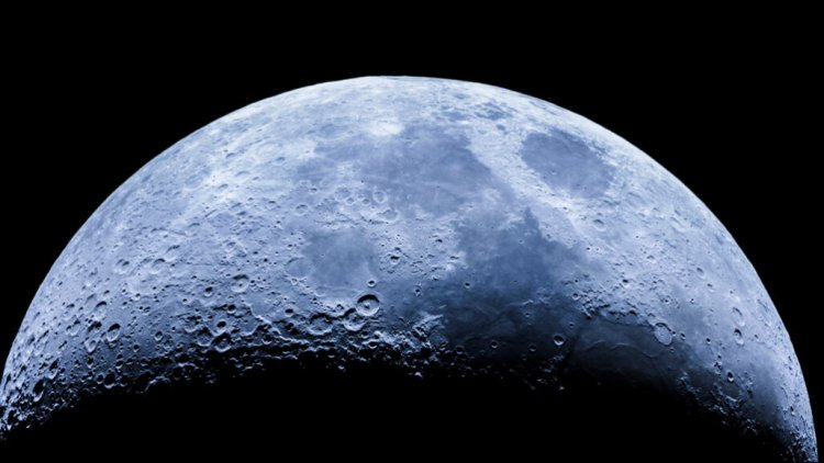 На солнечных частях Луны обнаружена вода