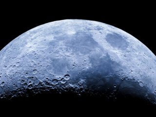 На солнечных частях Луны обнаружена вода