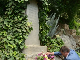 Возложение цветов к памятнику Николая фон Гартвиса в Никитском ботаническом саду