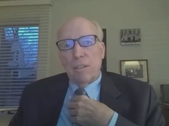 Джеймс Мюллер во время беседы с профессорами РАН. Фото: кадр из видео