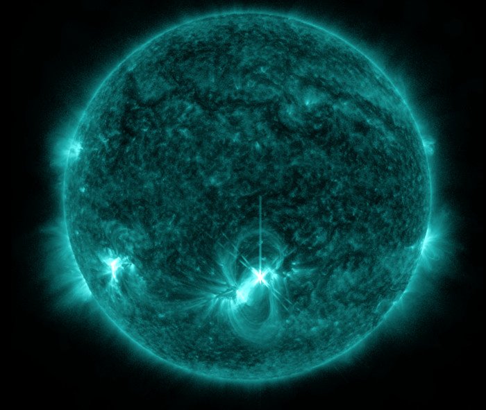 Астрономы зафиксировали мощную вспышку на Солнце