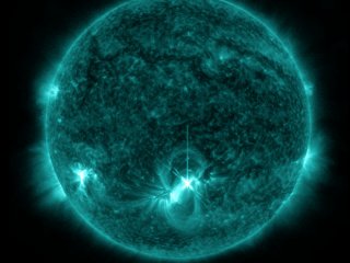 Астрономы зафиксировали мощную вспышку на Солнце