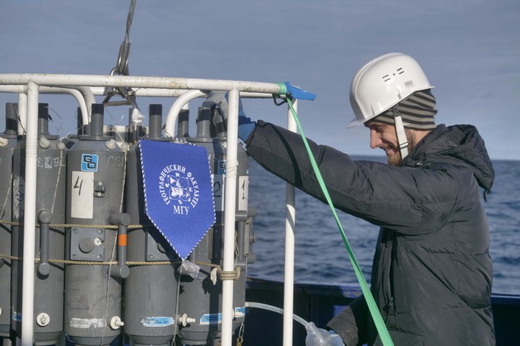 Подготовка розетты с батометрами для гидрометеорологических исследований в Охотском море