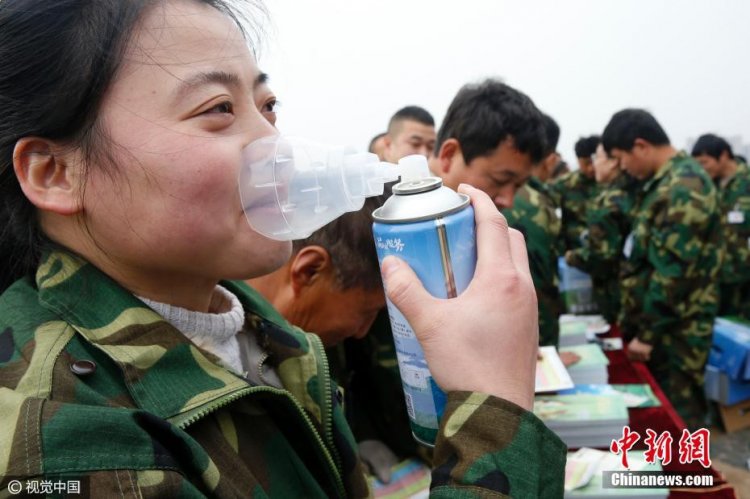 Фото девушки, которая вдыхает воздух из баллона.  Циньлин, Китай, 2017 г. Источник: news.chinaxiaokang.com