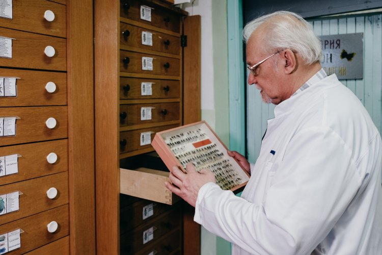 9_Заведующий лабораторией Юрий Баранчиков держит в руках коллекцию насекомых вредителей