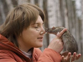 Римма Кожемякина с ручной крысой. Фото: Федосеева А.В.