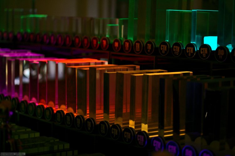 Уникальная коллекция оптического стекла (каталог Аббе), переливающегося всеми цветами радуги в такт музыке. Источник: Музей оптики. Предоставлено Нино Схулухией и пресс-службой Музея