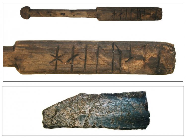 Сверху: бирка в форм меча с рунической надписью. Внизу: фрагмент кости с рунами