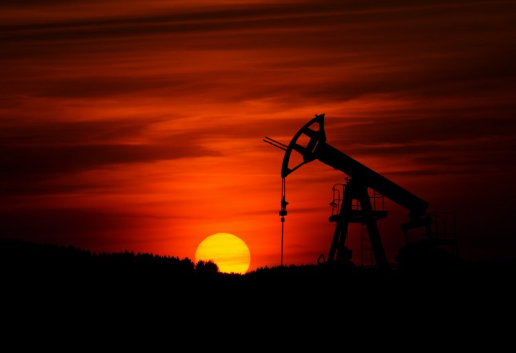 Добыча нефти. Источник:  Zbynek Burival / Фотобанк Unsplash 