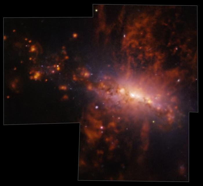 Гигантский взрыв демонстрирует загрязнение галактик