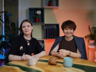 Корреспондент портала «Научная Россия» Янина Хужина и директор Дизайн-центра квантового проектирования НИТУ МИСИС Наталия Малеева. Фото: Елена Либрик / «Научная Россия»