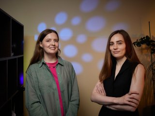 Корреспондент портала «Научная Россия» Янина Хужина и научный сотрудник ИВНДиНФ РАН Дарья Романова. Фото: Елена Либрик / «Научная Россия»