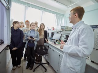 ИИ в химии, новые материалы и «переключаемые» молекулы. Студенческий тур в ИОНХ РАН. Фото: Елена Либрик / «Научная Россия»