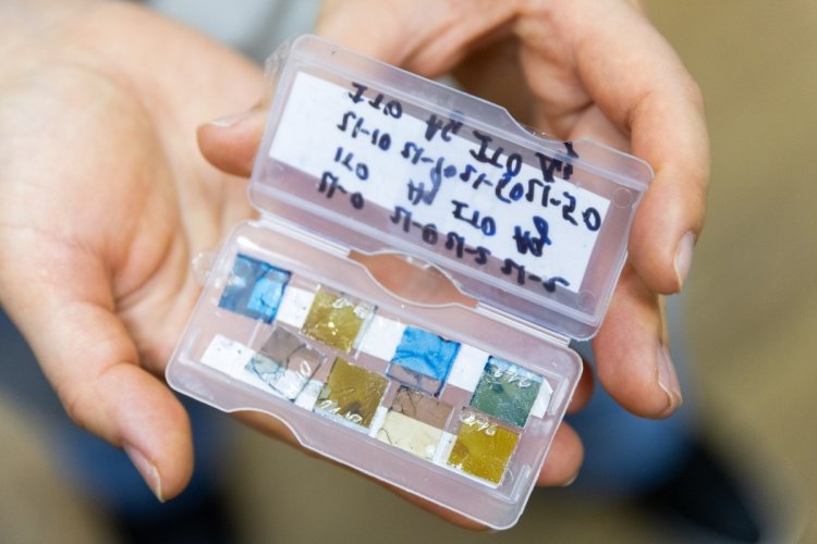 В перспективе отечественные перовскитные солнечные панели планируется протестировать на низкой околоземной орбите. (На фото — образцы разрабатываемых структур после испытаний на устойчивость к радиации.)Фото: Родион Нарудинов / пресс-служба УрФУ