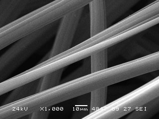 Волокна углеродной ткани, сканирующая электронная микроскопия. Источник изображения: Институт катализа СО РАН
