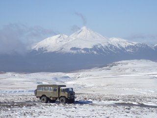 На Камчатке ученые перемещаются по точкам проведения исследований на спецтранспорте. Фото предоставлено И.Ю. Кулаковым