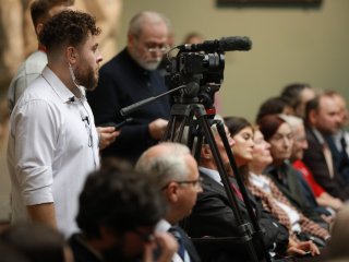 Лауреатов премии OGANESSON–2025 наградили в зале Микеланджело Пушкинского музея. Фото: Николай Малахин / Научная Россия