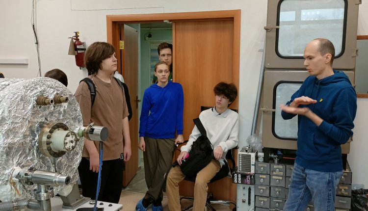 Школьники&nbsp; прикоснулись к нановселенной в ИФП СО РАН