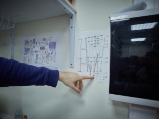 На фотонах и нейтральных атомах: журналистам показали квантовые вычислители МГУ. Фото: Елена Либрик / «Научная Россия»