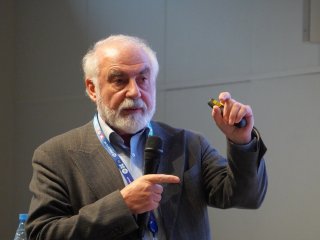 Заведующий кафедрой общей и экспериментальной физики МПГУ, главный научный сотрудник Университета МИСИС, доктор физико-математических наук Григорий Наумович Гольцман. Фото: Анастасия Жукова / «Научная Россия»