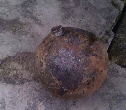 Обломок вернувшегося космического объекта, найденный в Индонезии. Сфера диаметром примерно 50 см и массой 7,4 кг. Credit: Европейское космическое агентство