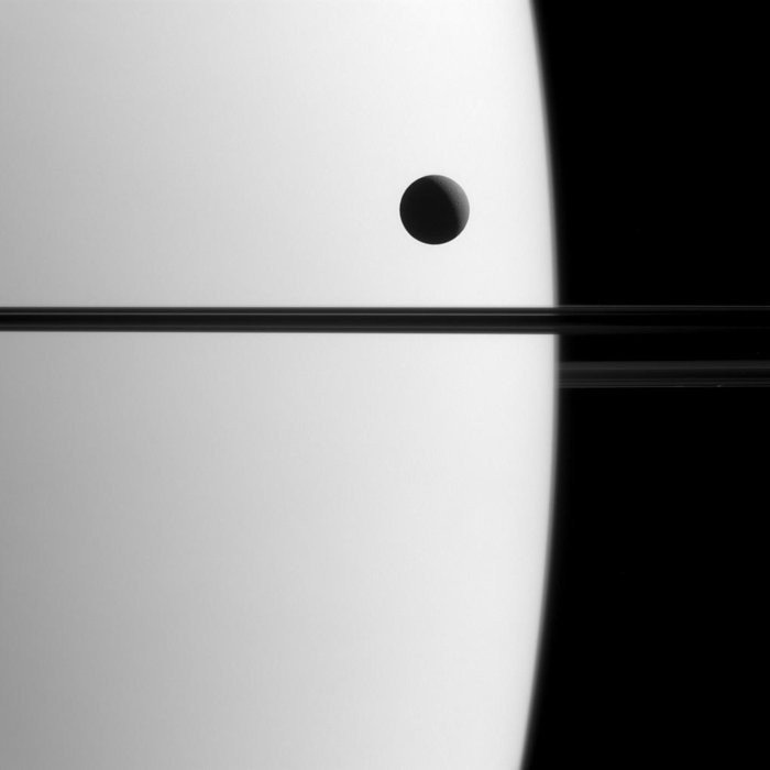 Геометрическая фотография Сатурна и спутника Дионы