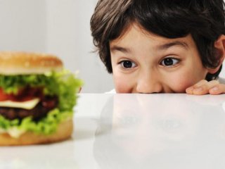 Реклама фаст-фуда особо соблазнительна для детей, склонных к ожирению