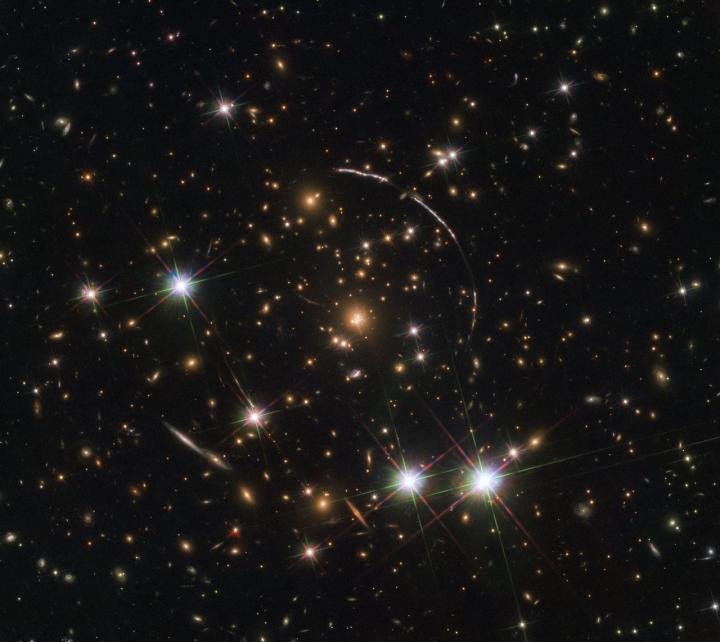 Хаббл увидел 12 «двойников» далекой галактики