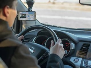 Водитель, использующий приложение Drive Safely © Фото : Алексей Кашевник