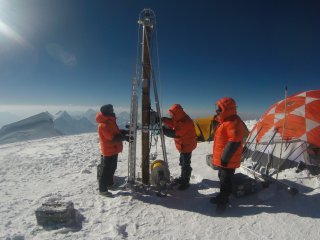 Российские ученые пробурили ледник на одной из самых высоких гор Южной Америки…