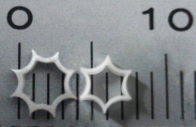 Фотография поперечного среза гофрированной части реальных образцов терагерцового полимерного волновода без внешней оболочки с количеством гофров 8 – слева и 6 – справа