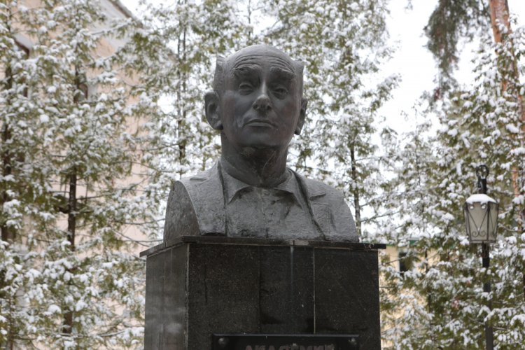 Памятник Г.Н. Флерову