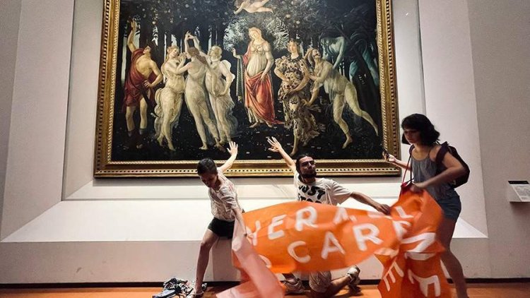 Экоактивисты приклеили себя к картине Боттичелли в галерее Уффици
