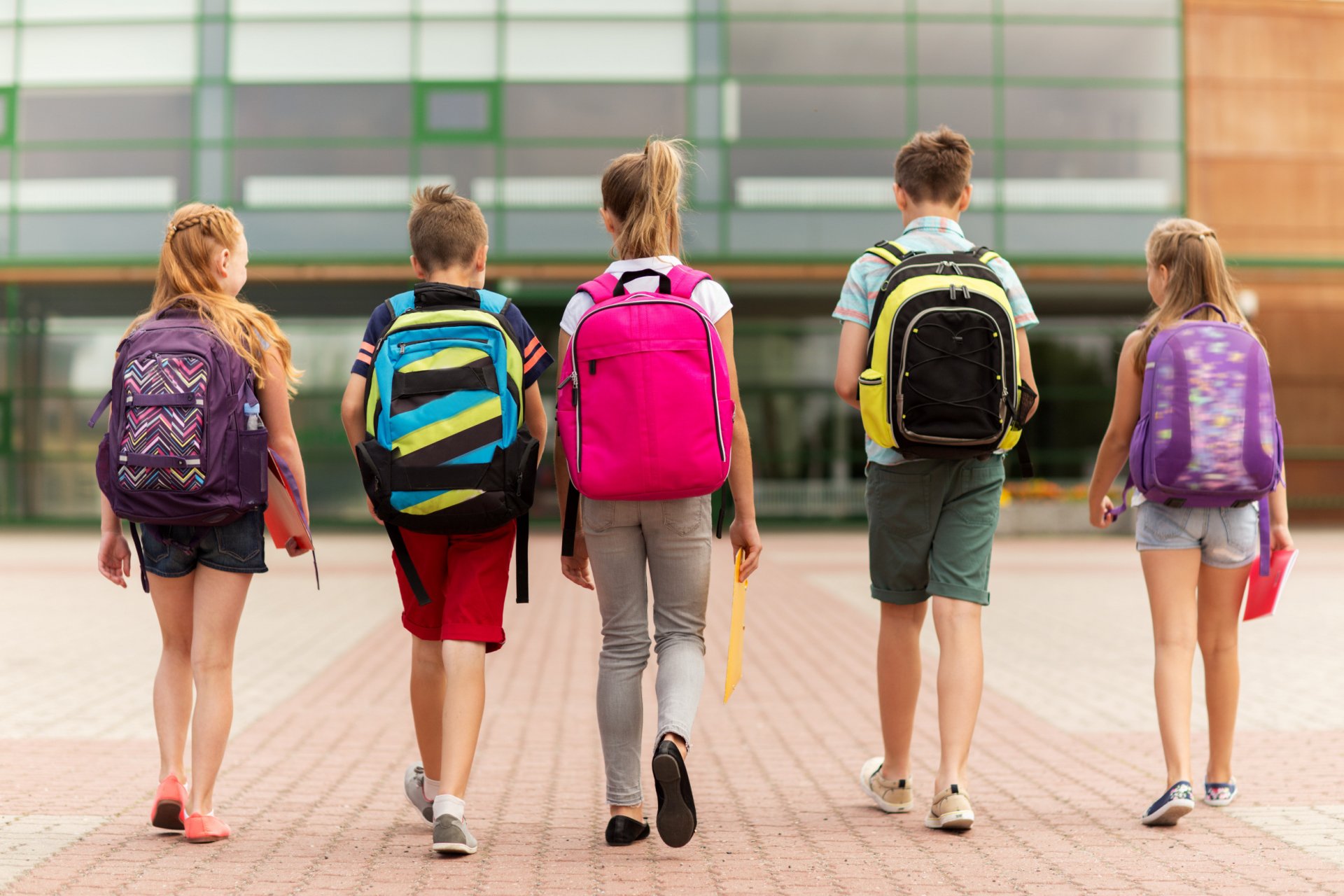 8 go to school. Школьник с рюкзаком с осспины. Школьник с рюкзаком со спины. Школьник с ранцем со спины. Портфель для старшеклассников.