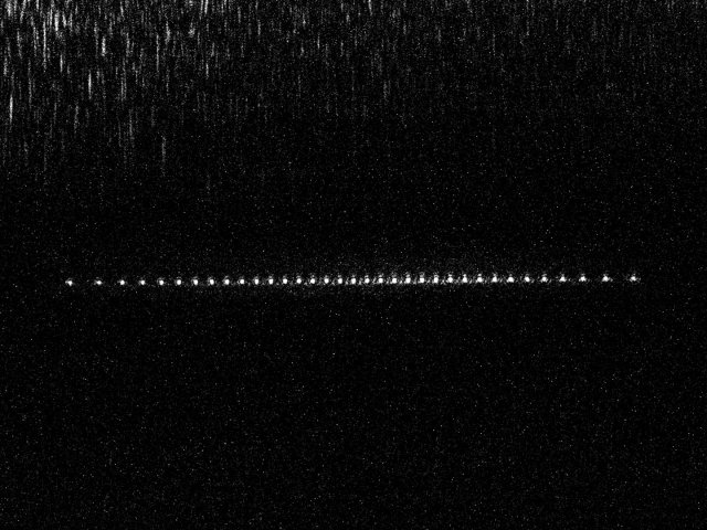 Цепочка из 35 ультрахолодных ионов иттербия. Каждый ион кодирует в себе два кубита, формируя 70-кубитный квантовый регистр. Источник ФИАН