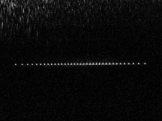 Цепочка из 35 ультрахолодных ионов иттербия. Каждый ион кодирует в себе два кубита, формируя 70-кубитный квантовый регистр. Источник ФИАН