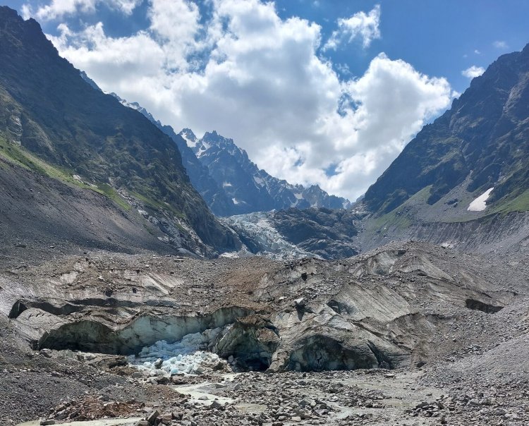 Язык Цейского ледника, покрытый отложениями. Фото предоставлено Иваном Кушновым