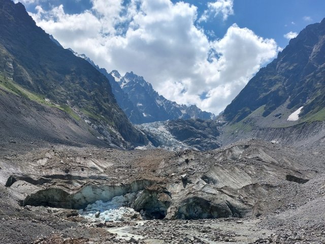 Язык Цейского ледника, покрытый отложениями. Фото предоставлено Иваном Кушновым