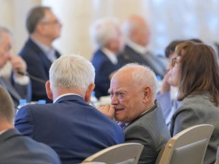 Президиум РАН заслушал доклады лауреатов Государственных премий в области науки и технологий 2025 г. Источник фото: Российская академия наук
